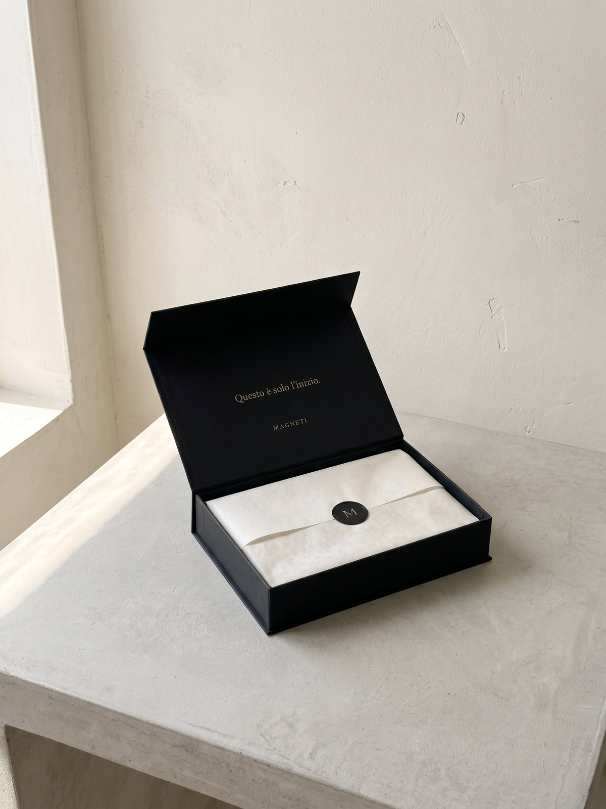 Il cofanetto Carta Regalo Magneti® aperto nella luce di una finestra