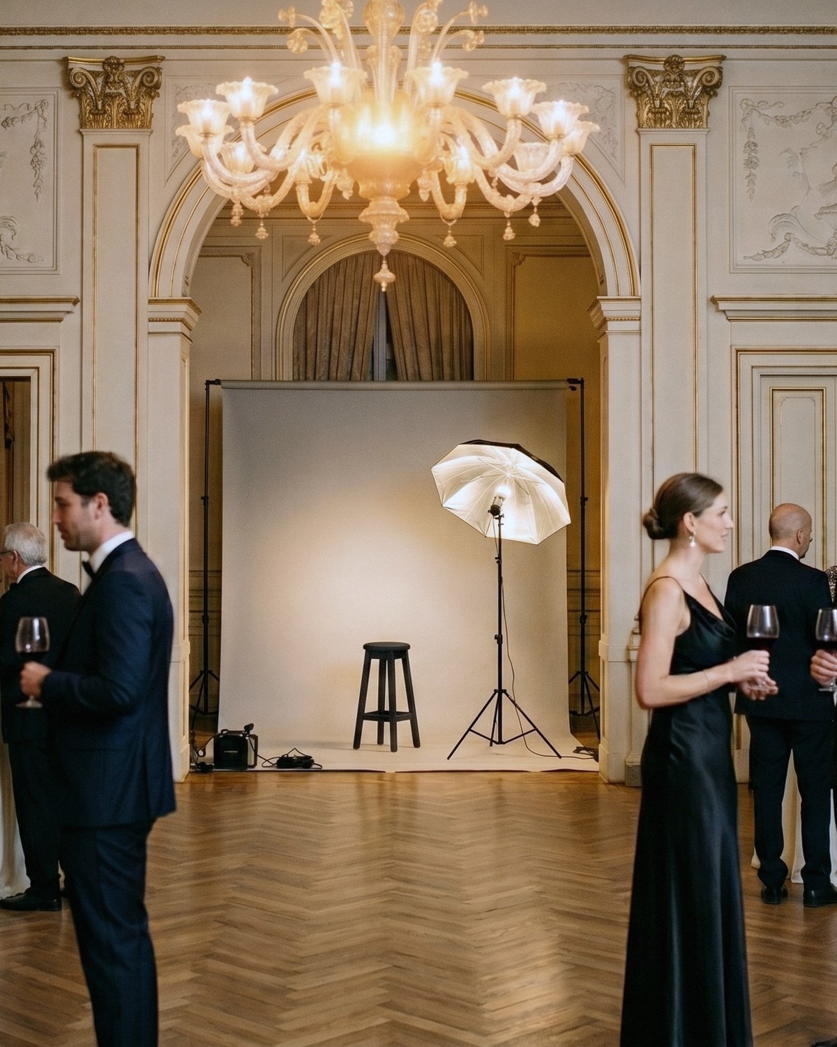 Magneti Live: il set fotografico tra gli ospiti, in un palazzo storico
