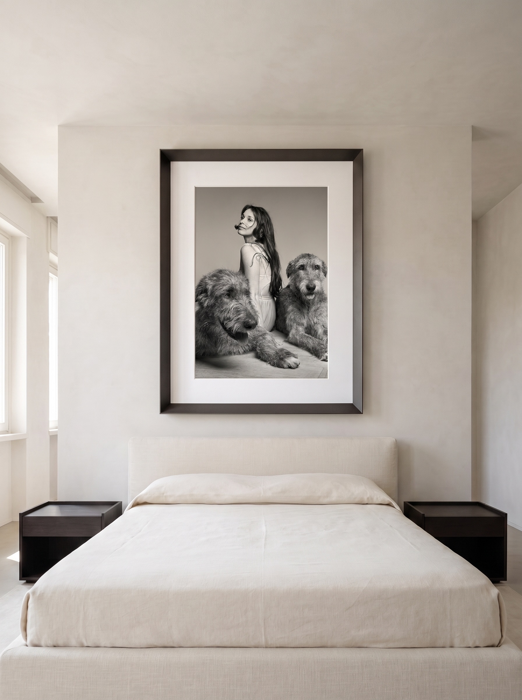 Un ritratto Magneti® incorniciato appeso in camera da letto, sopra il letto