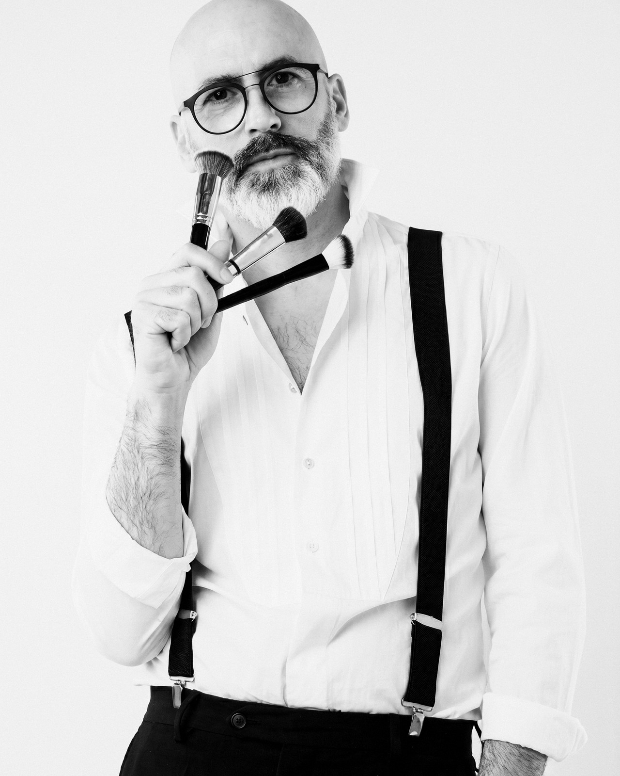 Diego Gazzola, make-up artist e hairstylist, con i pennelli da trucco