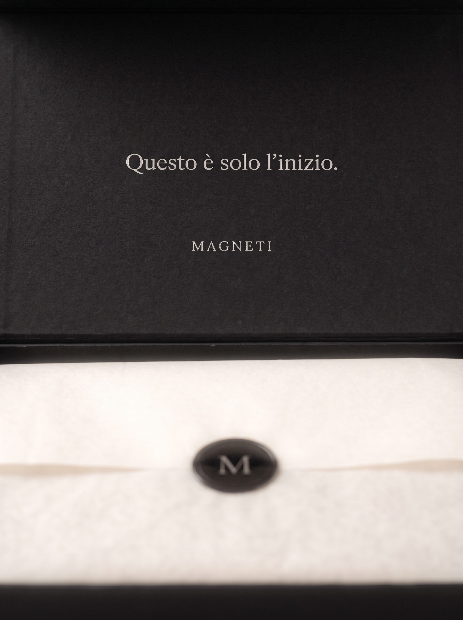Il cofanetto Carta Regalo aperto: dentro al coperchio «Questo è solo l’inizio.» e la velina chiusa dal sigillo M