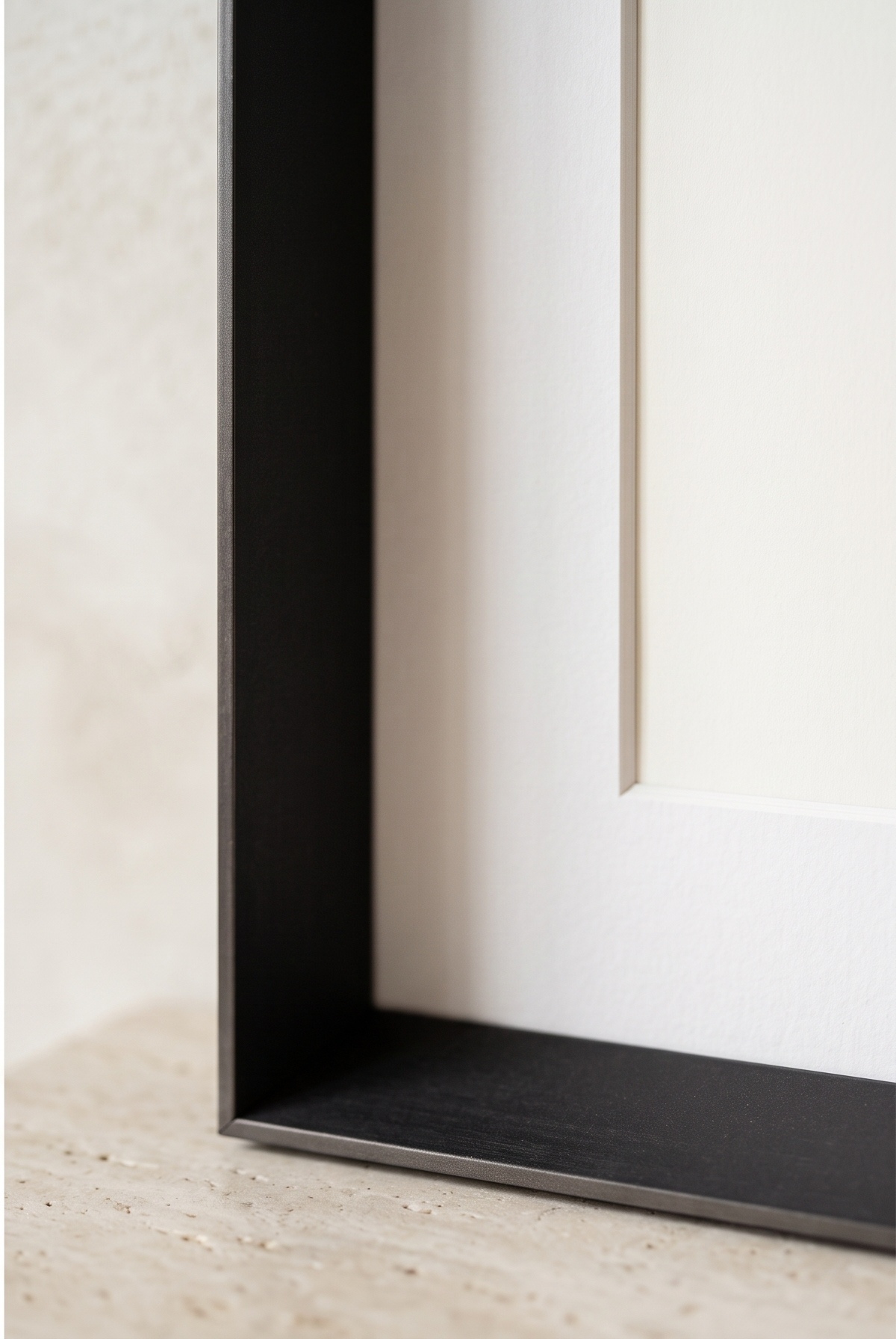 Dettaglio della cornice Iconica nero antracite, del passepartout museale e della stampa fine-art
