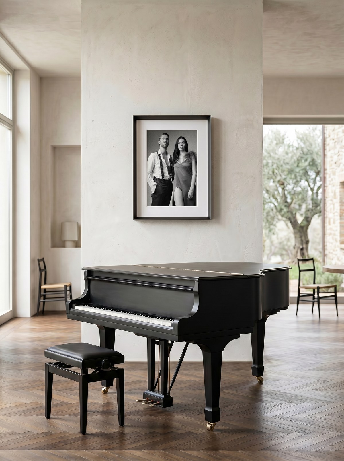 Ritratto di coppia Magneti® in cornice scura appesa accanto a un pianoforte a coda, villa luminosa con vista sull'ulivo