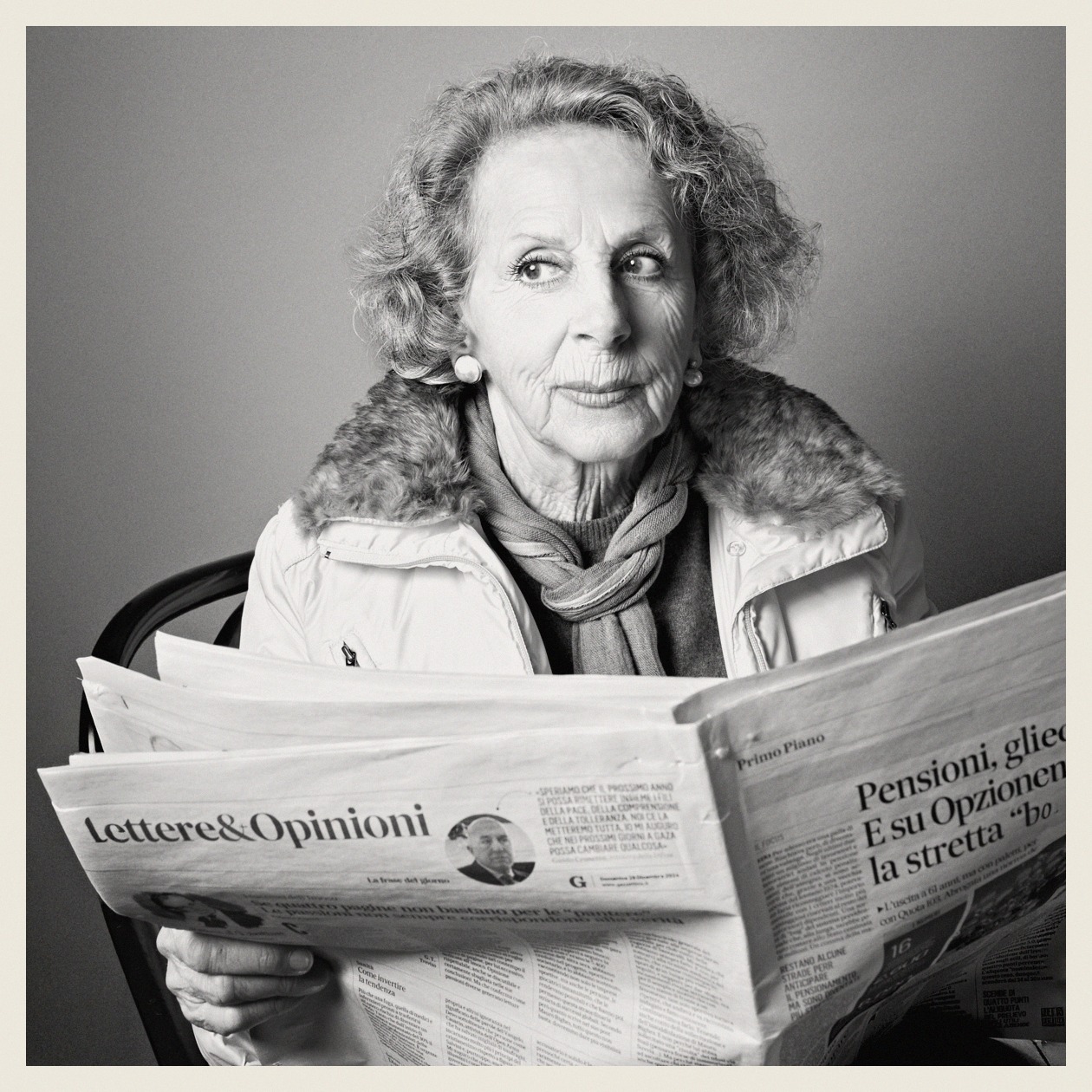 Stampa fine-art con passepartout: signora che legge il giornale