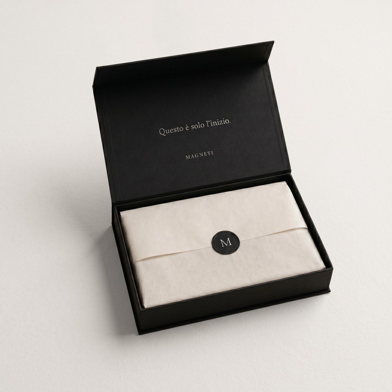 Cofanetto Carta Regalo Magneti® aperto, carta velina con sigillo M