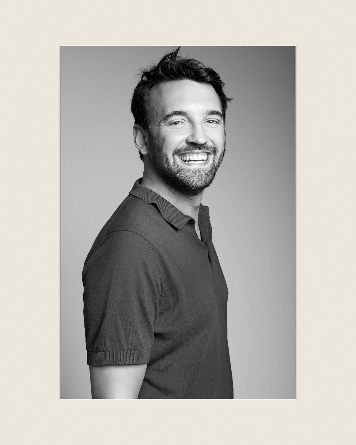 Stampa con passepartout: ritratto di uomo sorridente con la barba, in polo