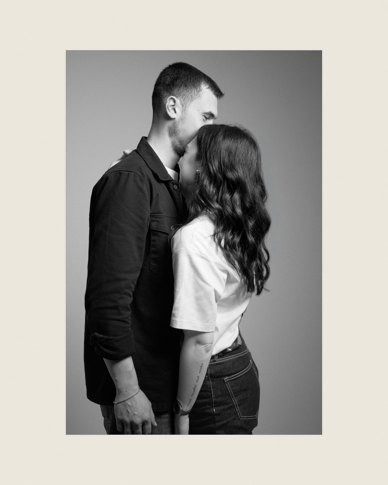 Stampa con passepartout: coppia, un bacio sulla fronte