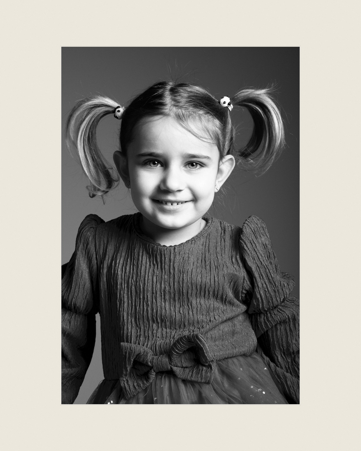 Stampa con passepartout: bambina con i codini, sorridente