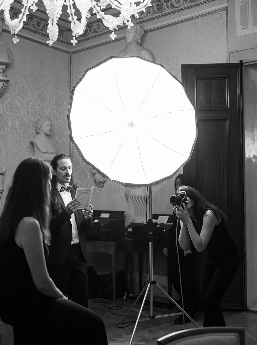 Il set della Portrait Room durante una serata: fondale, flash, gli ospiti intorno